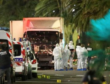 Γαλλία:Δημοσίευμα περιοδικού προκάλεσε την οργή συγγενών και θυμάτων της επίθεσης στη Νίκαια (φωτό)